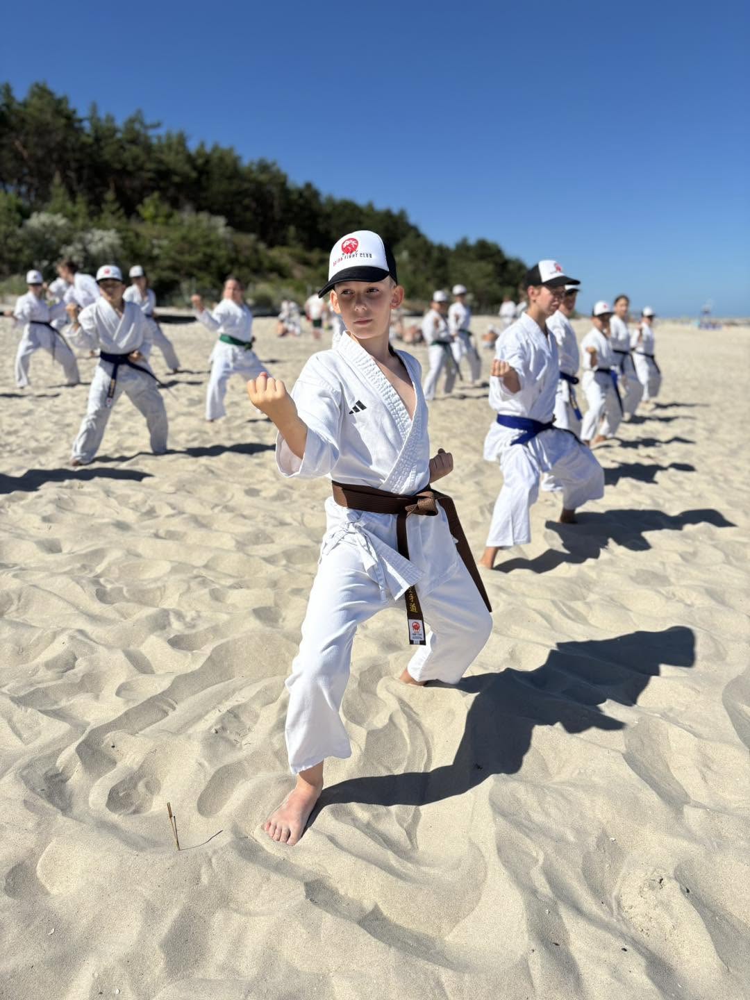 Dzieci trenujące karate razem podczas wyjazdu Raion Fight Club