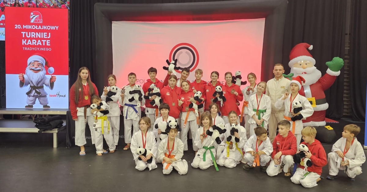 Dzieci z sekcji karate Raion Fight Club na Mikołajkowym Turnieju, z medalami i maskotkami